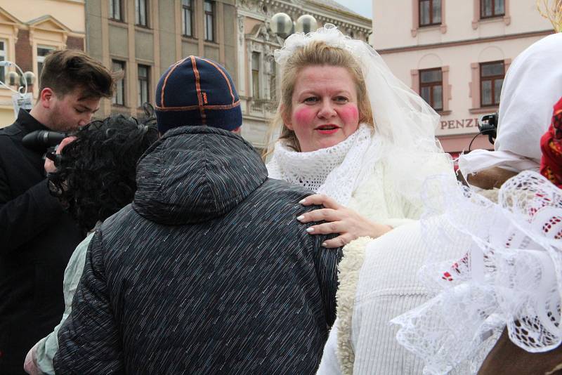 Přerovem prošel masopustní průvod. Nechyběli stárek se stárkovou, medvěd i smrtka.