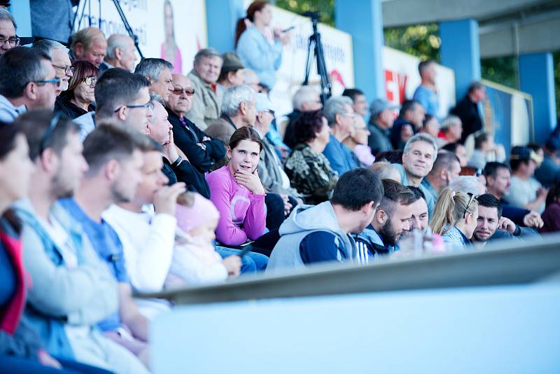 Fotbalisté FK Kozlovice (ve žlutém) proti 1. FC Viktorie Přerov