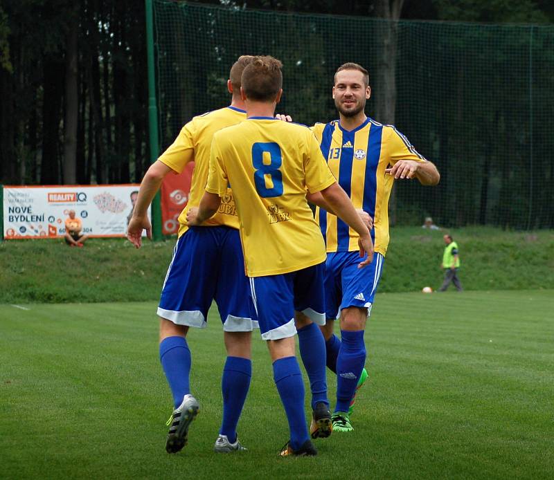 Fotbalisté Kozlovic (v pruhovaném) proti SK Hranice (2:1)