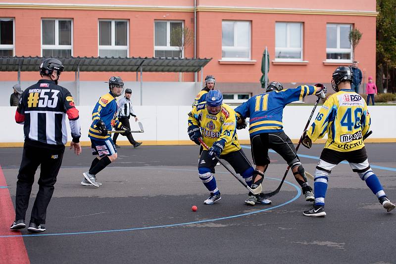 Hokejbalisté Přerova (ve žlutých dresech) proti Porubě.
