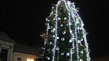 Vánoční strom na Masarykově náměstí v Přerově po rozsvícení v neděli 28. listopadu 2021