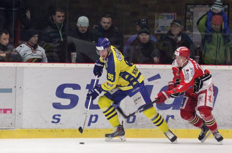 Vyhecované derby přineslo hned dvacet vyloučení a šest branek. První duel předkola ze začátku vypadal na jasnou záležitost. Prostějov vedl 2:0. V polovině zápasu, ale Přerov během dvou minut a dvanácti sekund stav otočil na 3:2 a výhru už nepustil.