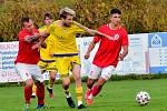 Fotbalisté Šternberka (ve žlutém) vyhráli v Brodku u Přerova 2:1. Jan Tögel