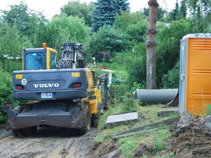 Stavba dešťové kanalizace v zahrádkářské kolonii pod přerovskou nemocnicí