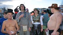 Tradiční silvestrovská show otužilců v řece Bečvě v Přerově