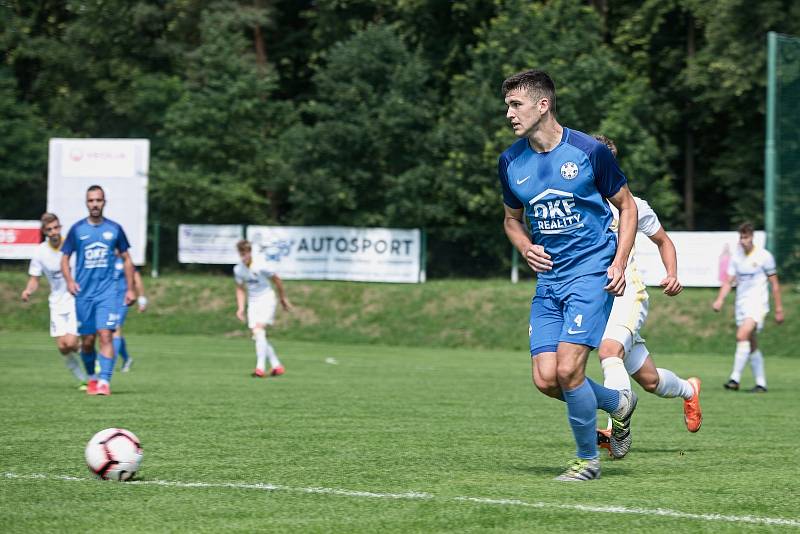 Fotbalisté Kozlovic (v modrém) proti rezervě Zlína.