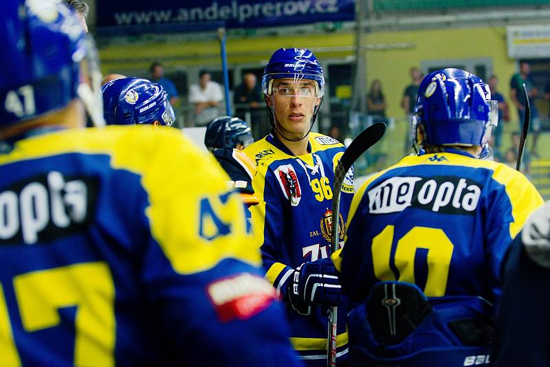 Hokejisté HC Zubr Přerov (v modrých dresech) v přípravě proti Aukro Berani Zlín.