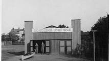 Přerovské veslování slaví 90 let. Sokolská loděnice (v pořadí druhá) na dnešním nábřeží Dr. Edvarda Beneše (rok 1935).