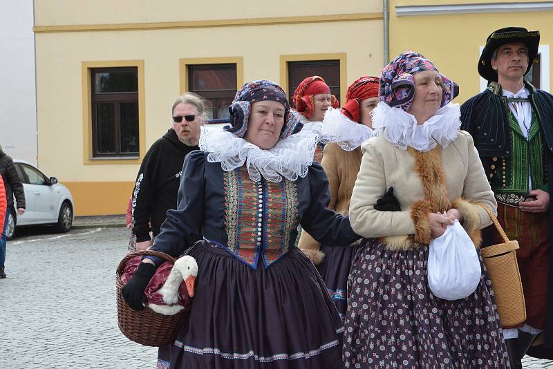 Vhozením smrtky do řeky Bečvy se děti z Folklorního souboru Trávníček rozloučily se zimou. Tradiční vynášení smrtky přilákalo v neděli dopoledne do centra Přerova davy lidí.