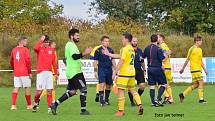 Fotbalisté Šternberka (ve žlutém) vyhráli v Brodku u Přerova 2:1.