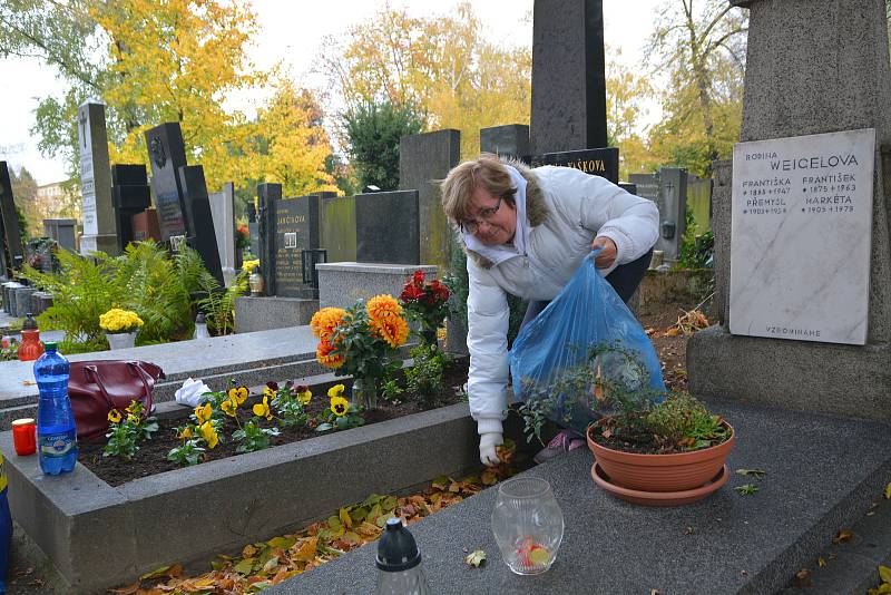 Dušičky v Přerově se blíží, spousta lidí míří na hřbitov