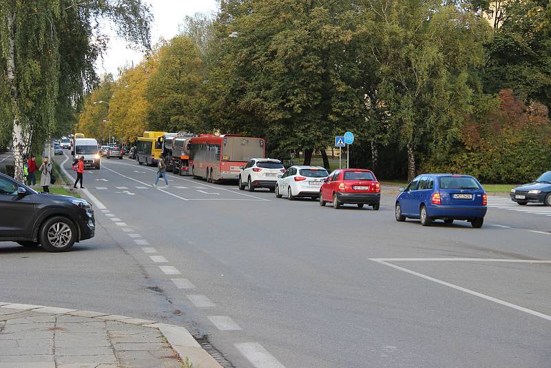 Dopravní zácpy se začaly tvořit po uzavírce dvou důležitých kruhových objezdů v centru Přerova