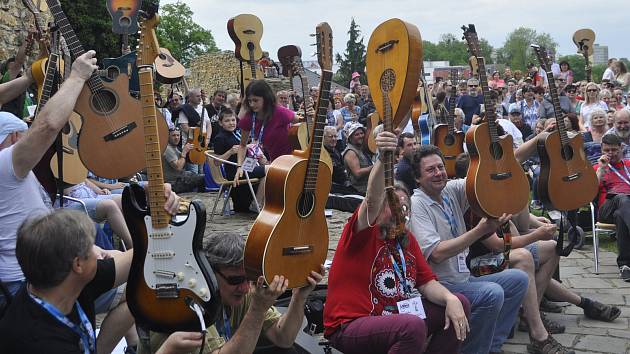 Třiašedesát kytaristů se sešlo prvního května na hradbách v Přerově