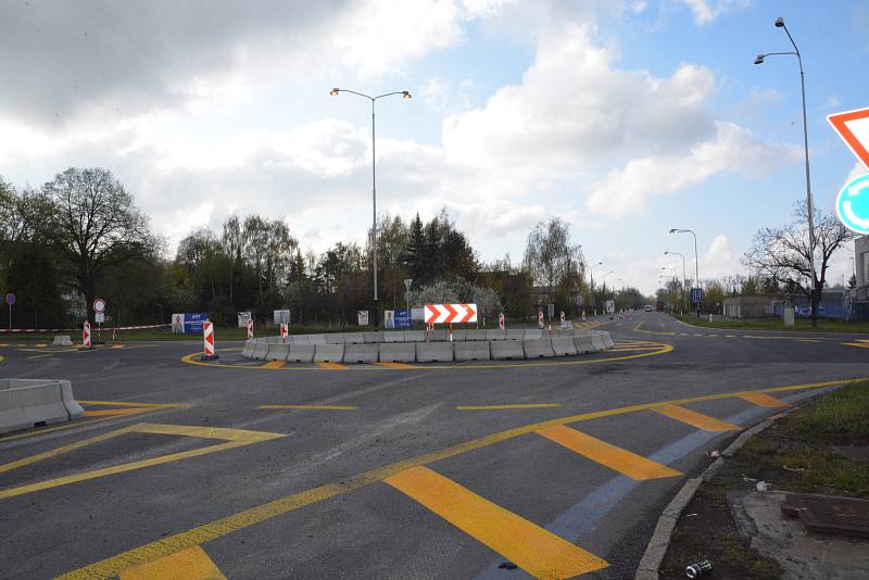 Nová okružní křižovatka vyrostla v Přerově. Řeší dopravu na nepřehledném úseku u pekárny.