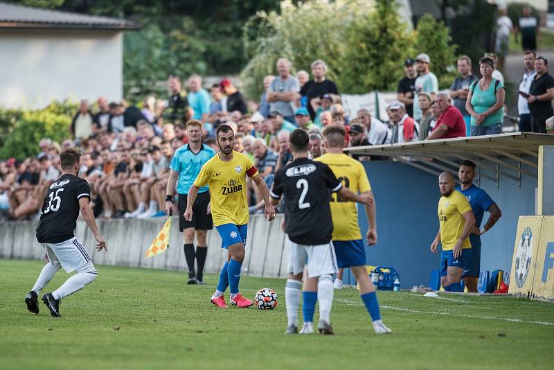 Fotbalisté FK Kozlovice (ve žlutém) proti SFK ELKO Holešov.