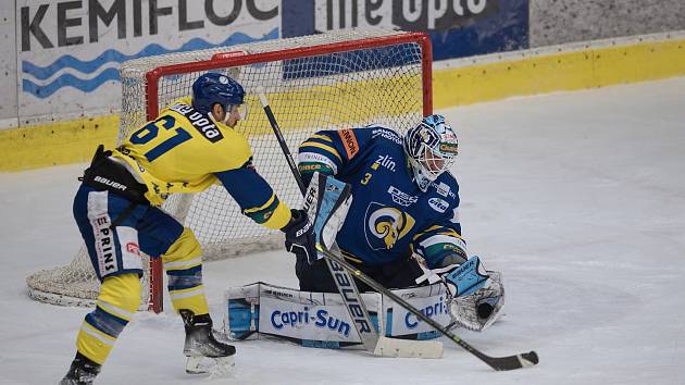 Hokejisté Přerova (ve žlutém) nestačili na Zlín a padli 3:4 v prodloužení.