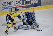 Hokejisté Přerova (ve žlutém) nestačili na Zlín a padli 3:4 v prodloužení.