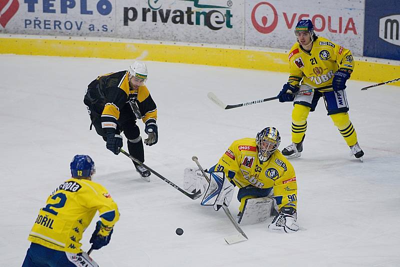 Hokejisté Přerova (ve žlutém) sestřelili Kadaň 8:2. Foto: Deník/Jan Pořízek