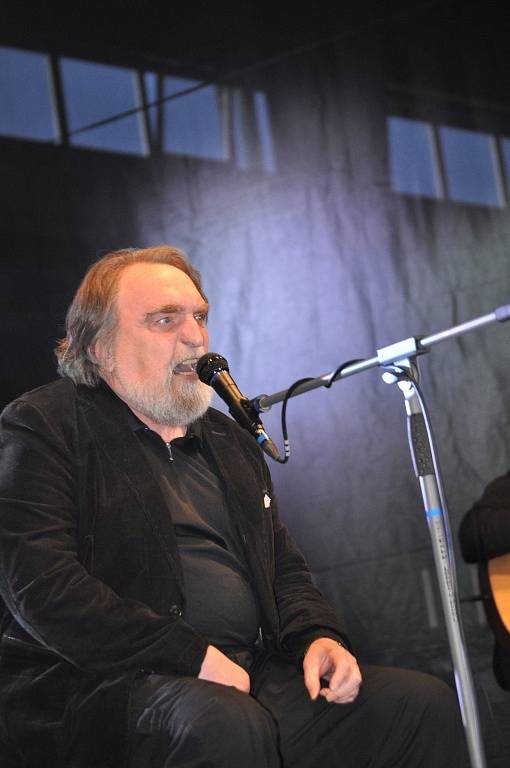 Jedním z kmotrů nového CD přerovské skupiny Arrhythmia byl i skladatel a zpěvák Jaroslav Wykrent. Sobotní koncert v hale na výstavišti se vydařil.