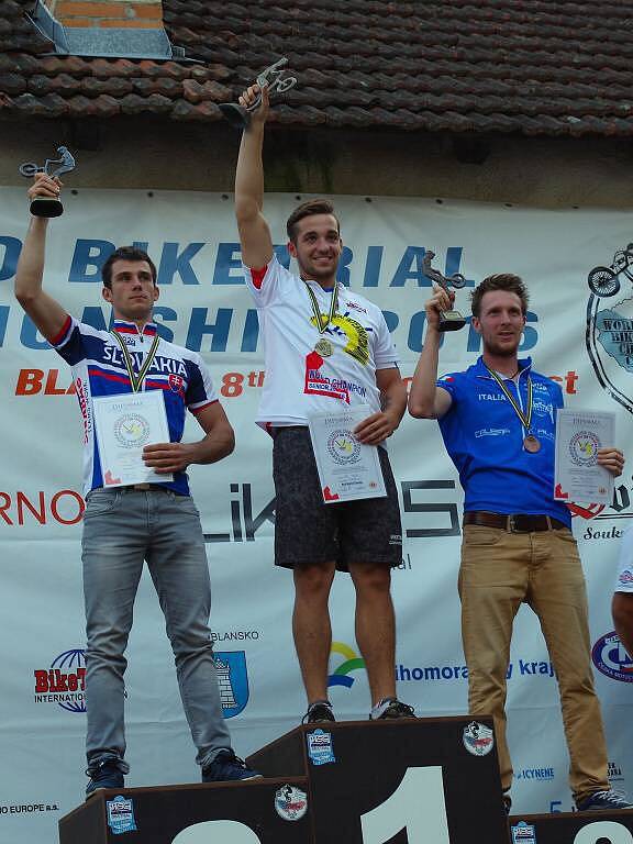 Matěj Popelka na nejvyšším stupínku. Přerovští biketrialisté na MS 2016 v Blansku.