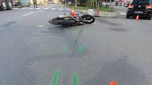 Na dřevohostickém náměstí se srazil motorkář s osobním automobilem.