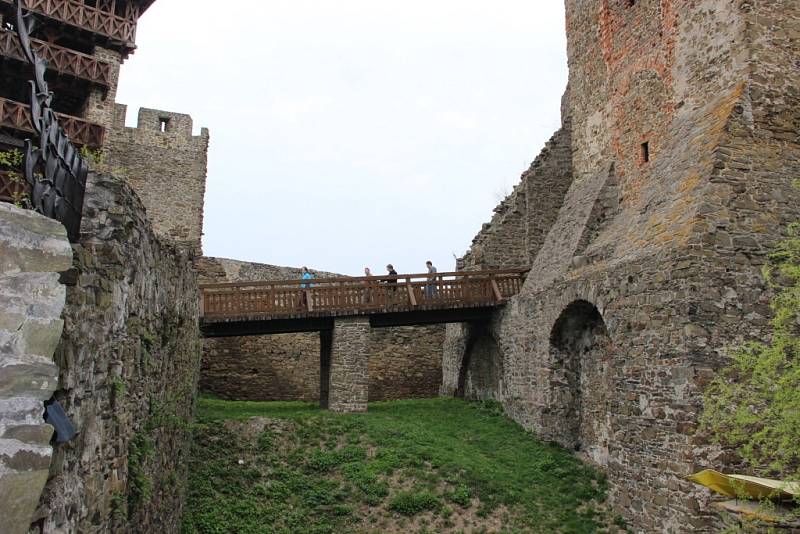 Turistická sezona na Helfštýně právě začala - brány této středověké památky se v sobotu otevřely návštěvníkům, kteří si mohli prohlédnout historickou mincovnu a expozici archeologie, nebo si užít nádherný výhled z věže.  