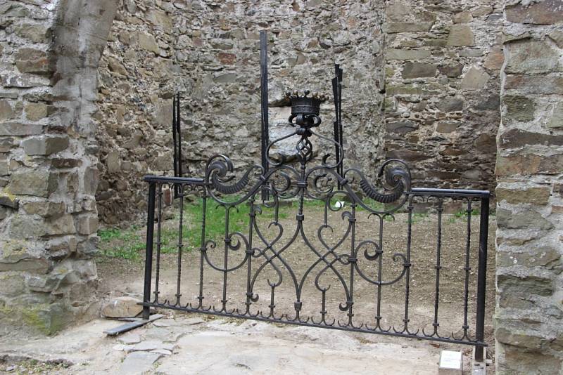 Turistická sezona na Helfštýně právě začala - brány této středověké památky se v sobotu otevřely návštěvníkům, kteří si mohli prohlédnout historickou mincovnu a expozici archeologie, nebo si užít nádherný výhled z věže.  