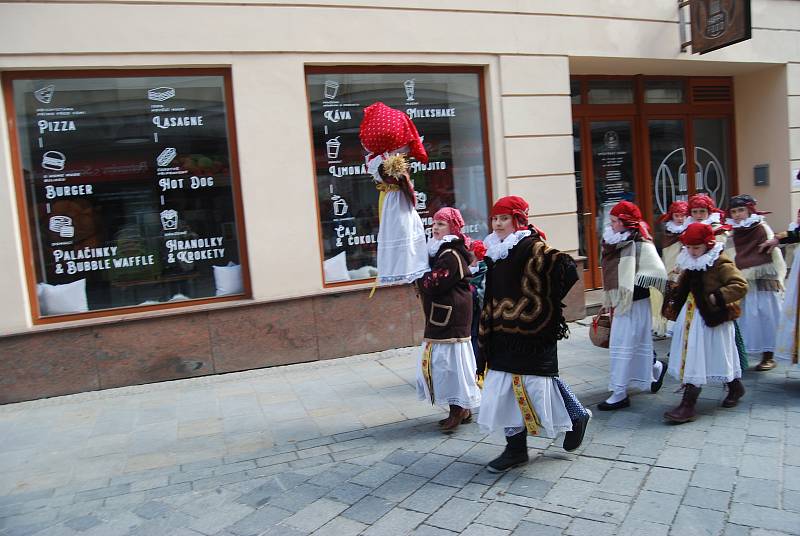 Průvod dětí z folklórního souboru Trávníček vynesl z Přerova zimu a hodil ji do Bečvy