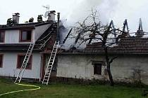 V neděli od poledne zasahuje pět hasičských jednotek u požáru v Olšovci.