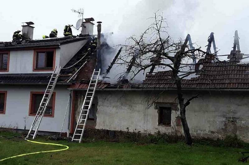 V neděli od poledne zasahuje pět hasičských jednotek u požáru v Olšovci.