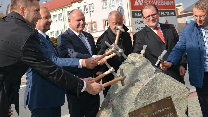 Na základní kámen stavby mimoúrovňového křížení v Předmostí poklepali ve čtvrtek v Přerově zástupci Ředitelství silnic a dálnic, Olomouckého kraje a města.