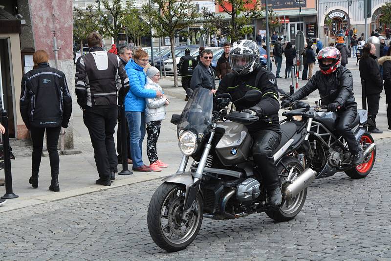 Na sto padesát motorkářů obsadilo v sobotu Masarykovo náměstí v Přerově, aby zahájili letošní sezonu. Motorkáři z různých koutů Moravy, ale i Polska vyrazili kolem půl druhé odpoledne na spanilou jízdu regionem