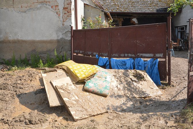 Obyvatelé Šišmy se vzpamatovávají z bleskových záplav, které napáchaly ve čtvrtek večer na Přerovsku značné škody. Nejhůře poničené byly obce Šišma a Kladníky.