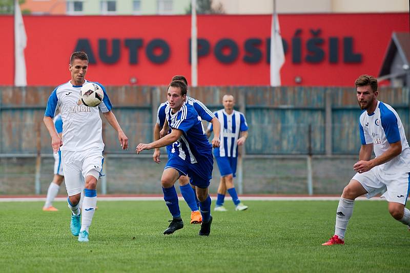 Fotbalisté Přerova (v bílém) proti SK Hranice