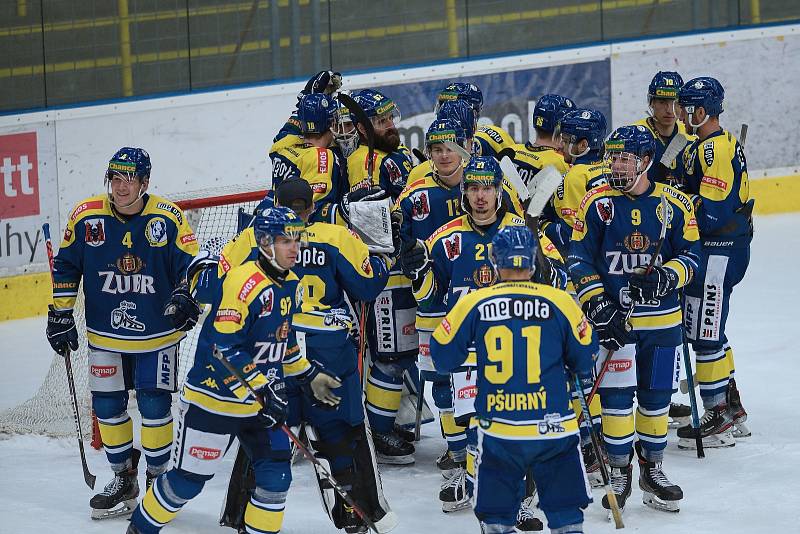 Hokejisté Přerova (v modrém) porazili Slavii Praha 4:2.