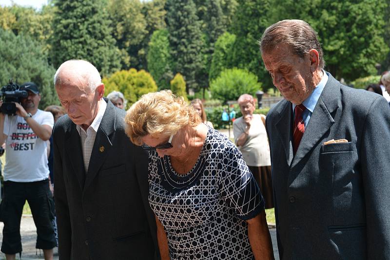 Připomínka obětí masakru na Švédských šancích na městském hřbitově v Přerově