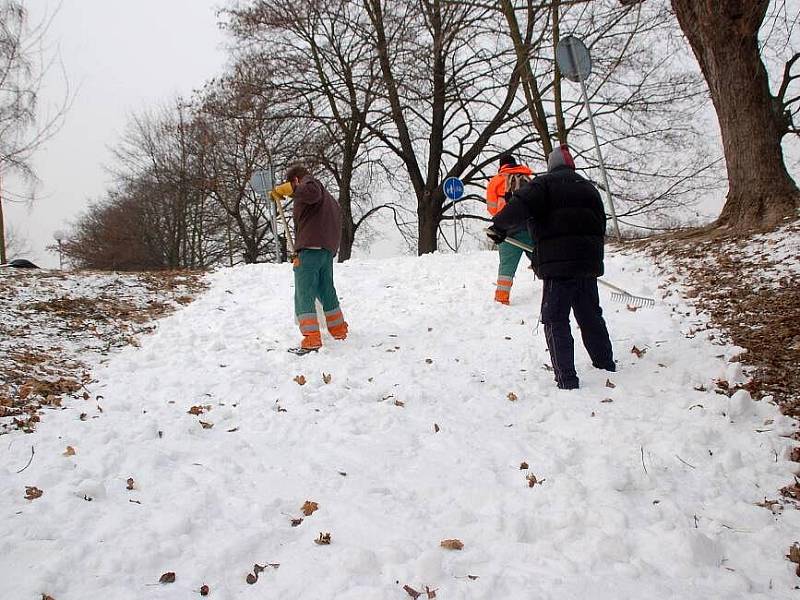 Děti v Přerově si mohou zasáňkovat na uměle vytvořené sněhové skluzavce