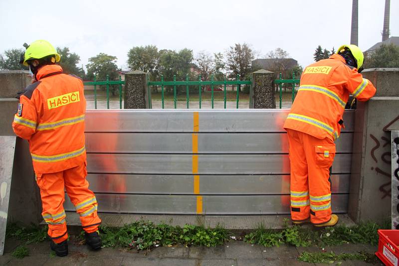 Stavba protipovodňových hrází u přerovského Kazeta, 14. října 2020 ráno