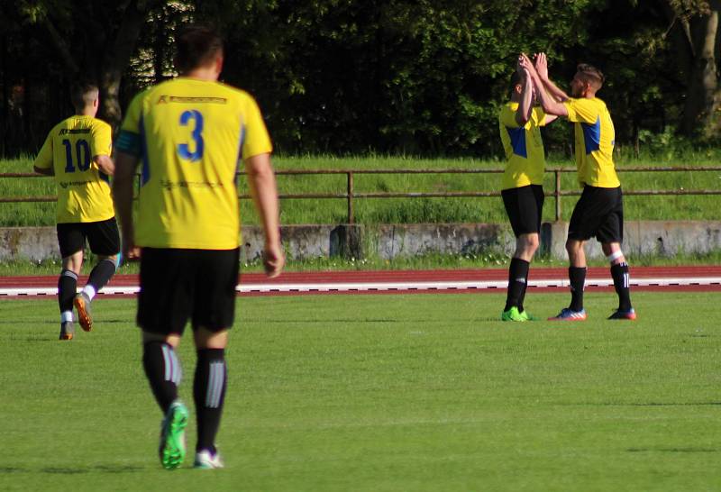 Fotbalisté SK Hranice (v modrém) doma nestačili na Kozlovice.