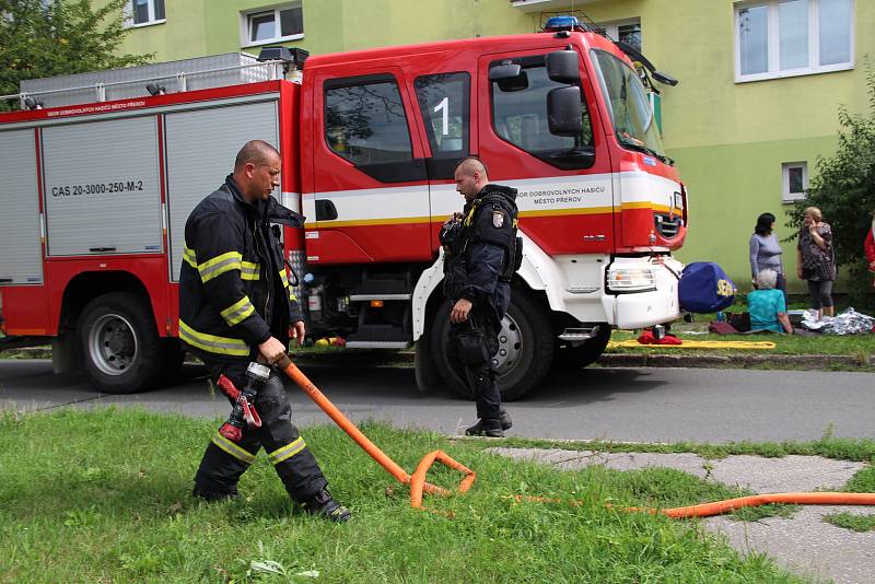 Na dvě desítky obyvatel panelového domu v ulici Interbrigadistů v Přerově musely být evakuovány při rozsáhlém požáru v jednom z bytů. 13.8.2019