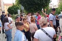 Několik desítek Romů se v pondělí shromáždilo před policejní stanicí v Přerově. Žádali prošetření případu napadení malého dítěte.