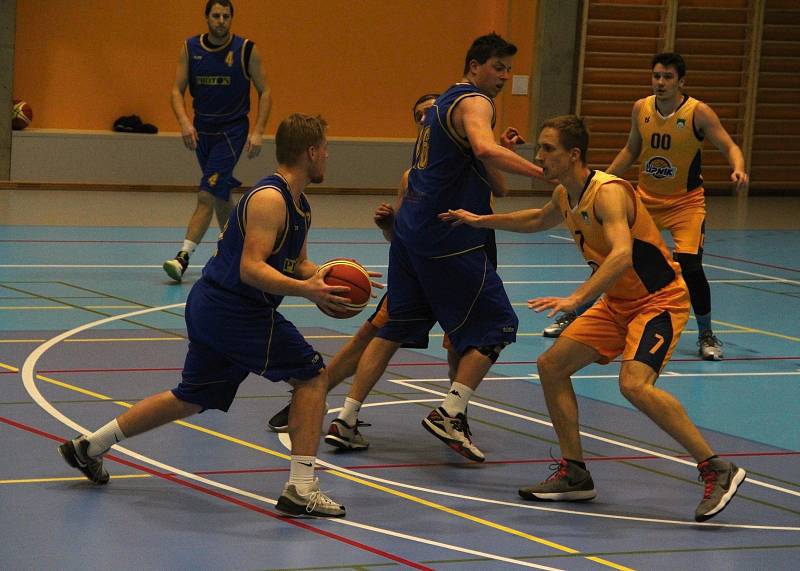 Basketbalisté Lipníku nad Bečvou (ve žlutém) doma nestačili na rezervní tým prvoligového SKB Zlín, v jehož dresu se představilo sedm přerovských odchovanců.