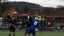 Fotbalisté SK Hranice (v pruhovaném) porazili Kozlovice 1:0.