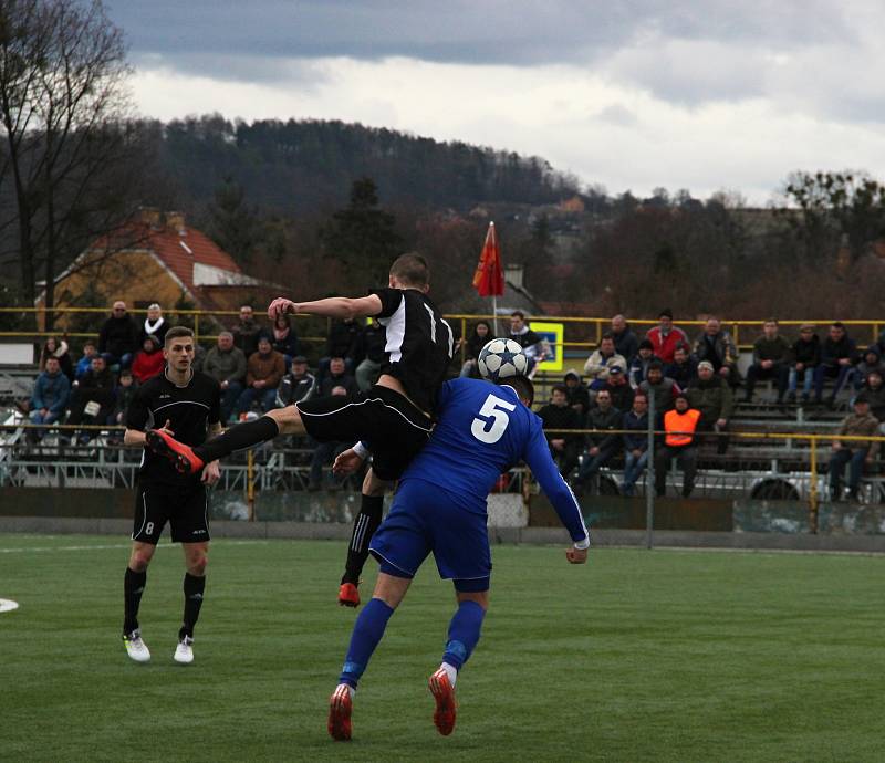 Fotbalisté SK Hranice (v pruhovaném) porazili Kozlovice 1:0.