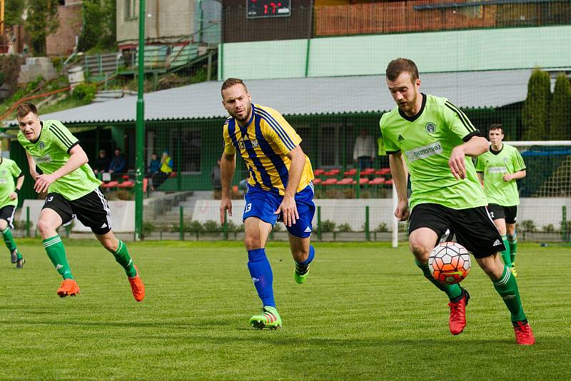 Fotbalisté Kozlovic (v pruhovaném) remizovali s Jeseníkem 2:2.