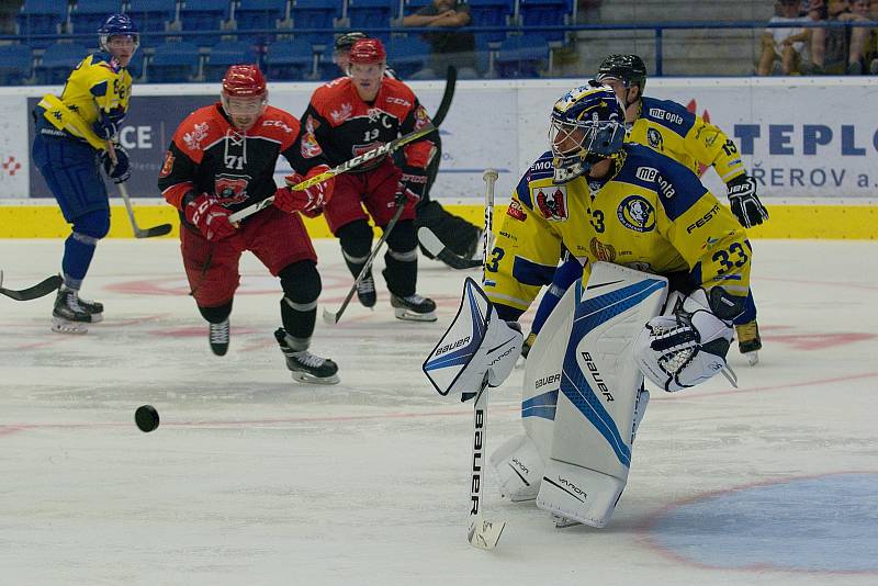 Hokejisté Přerova (ve žlutém) v přípravném utkání s Mountfield HK