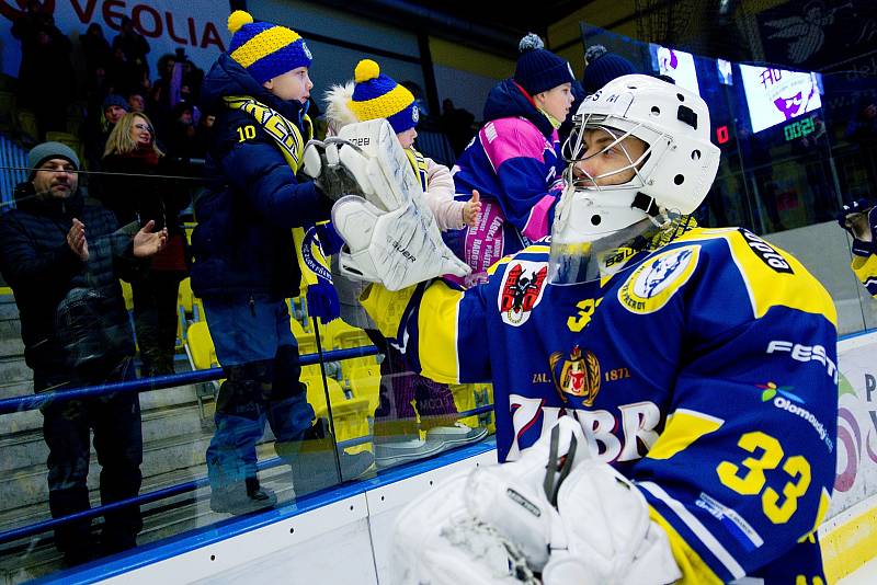 Hokejisté HC Zubr Přerov (v modrém) ve 4. čtvrtfinále play-off WSM ligy proti Slavii Praha