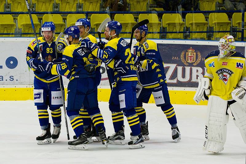 Hokejisté Přerova (v modrém) proti Ústí nad Labem (7:4).