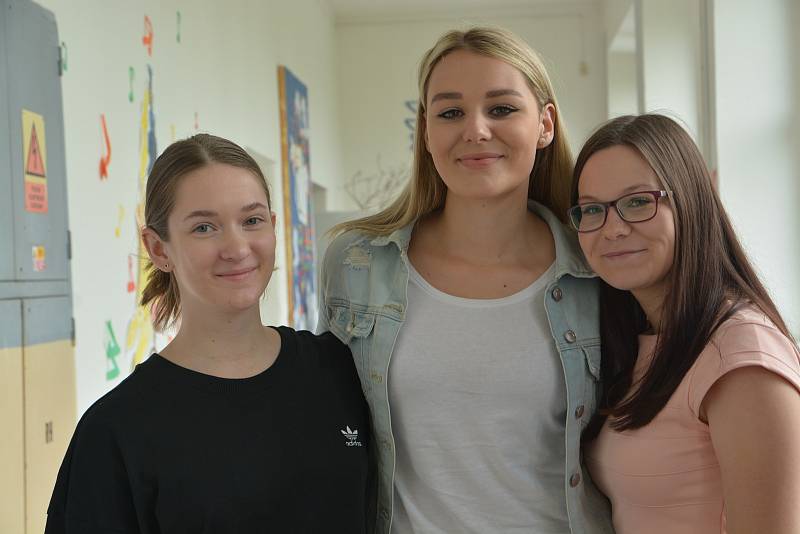Studenty Gymnázia Jana Blahoslava a Střední pedagogické školy v Přerově, kteří pomáhali v době nouzového stavu jako dobrovolníci, ocenili ve středu zástupci kraje.