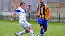 Fotbalisté Kozlovic (ve žluto-modrém) proti Petrovicím
